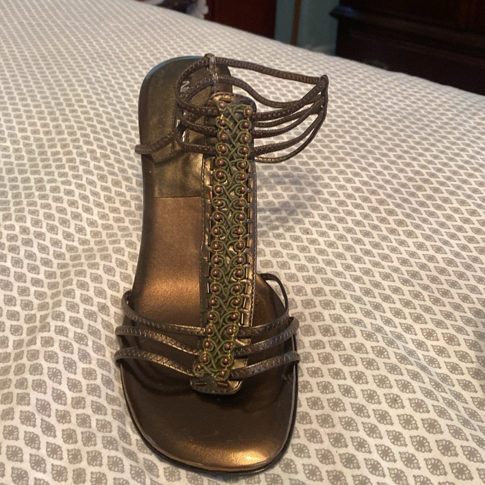 BEAUTIFUL PAIR OF BROWN, HIGH HEELED SANDALS. - Picture 2 of 5